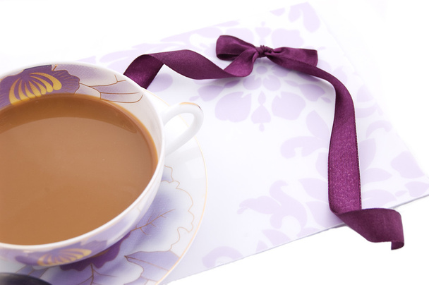 kopje cappuccino, lege opmerking en violet lint - Foto, afbeelding