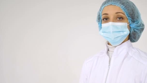 Vrouwelijke arts stelt beschermende blauwe handschoenen geïsoleerd op witte achtergrond uit na een aantal medische manipulaties, vaccinatie. - Video