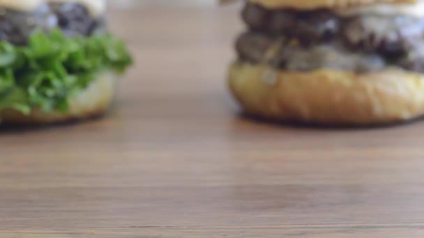 Hambúrgueres caseiros em casa pães de brioche assados - Filmagem, Vídeo