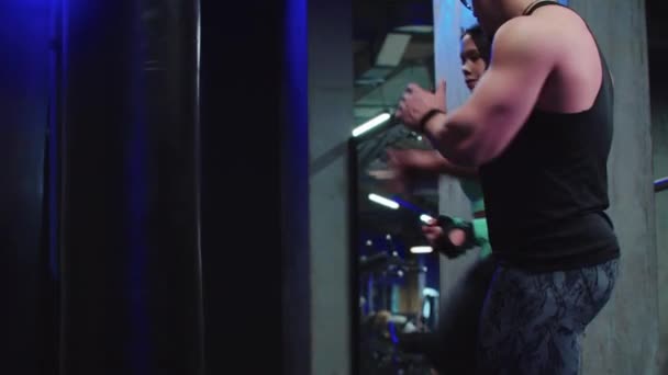 Femme ayant un entraînement de boxe avec un entraîneur - l'entraîneur parle et montre les mouvements - Séquence, vidéo