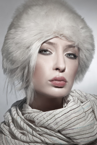 Beautiful young lady wearing fur hat - Valokuva, kuva