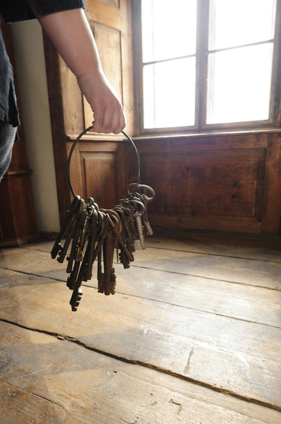 ένα παλιό κλειδί για την ασφάλιση και το άνοιγμα θυρών ή πυλών - Φωτογραφία, εικόνα
