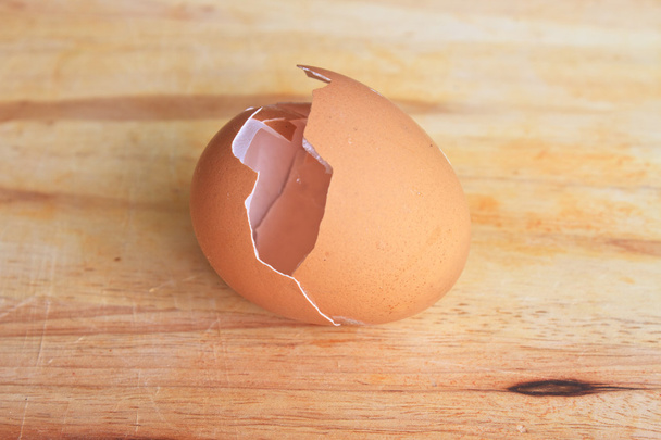 kesme tahtası üzerinde kırık yumurta - Fotoğraf, Görsel