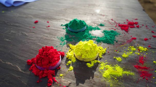 Індійський індуїстський фестиваль кольорів Холі. Колір ароми з привабливим квітковим порошком. Прекрасні чаші з квітами Рози.. - Фото, зображення