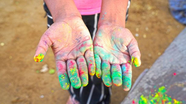 Menschliche Hand mit natürlichen Farbstoffen Multi Farben. Blume Rose Farbe Puder Nahaufnahme auf der menschlichen Hand. Holi-Fest. - Foto, Bild