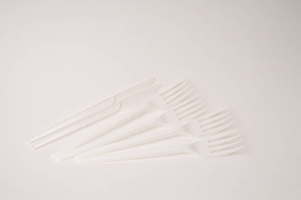 Garfos descartáveis em um fundo branco. Isolado. utensílios de mesa descartáveis - Foto, Imagem