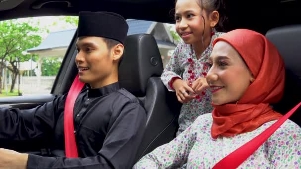 4k metraje de la familia malaya dentro del coche con traje tradicional para Hari Raya festivo - Imágenes, Vídeo