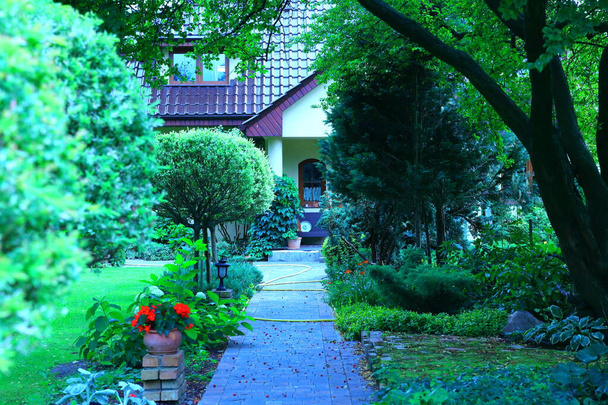 Zahradní cesta v krásně upravené zahradě - Fotografie, Obrázek
