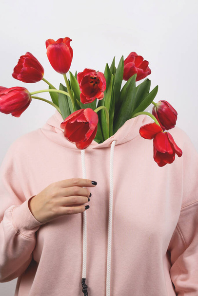 Kreative Fotografie mit Blumen statt Frauenkopf. Feminismus-Konzept - Foto, Bild