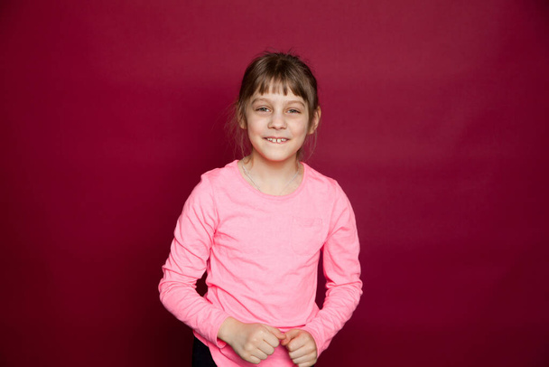 Młoda 8-letnia dziewczyna portret przed różowym tle w studio - Zdjęcie, obraz
