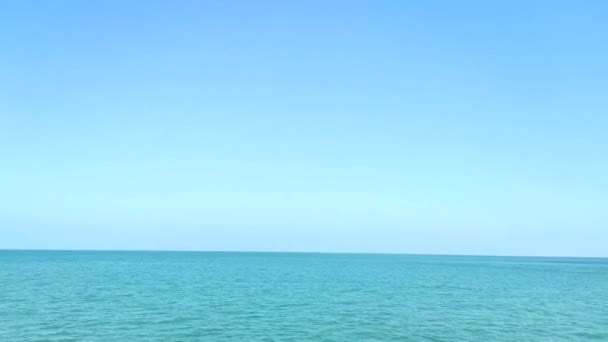 Piękny spokojny niebieski widok na morze z łodzi. Czysty widok na ocean. - Materiał filmowy, wideo