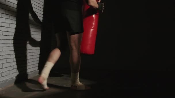 Mann mit rotem Boxsack gefilmt - Filmmaterial, Video