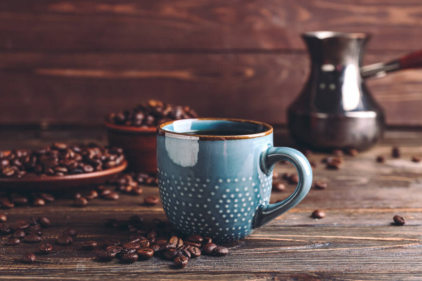 Κύπελλο νόστιμο ζεστό καφέ σε ξύλινο φόντο - Φωτογραφία, εικόνα
