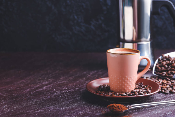 Coupe de café chaud savoureux sur fond sombre - Photo, image