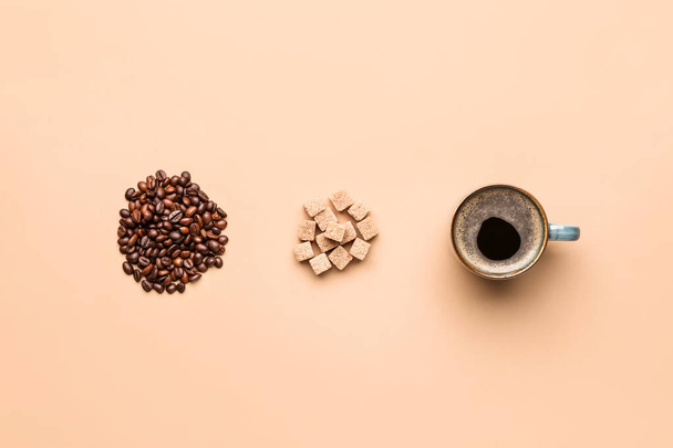 Композиція з чашкою гарячої кави на кольоровому фоні
 - Фото, зображення