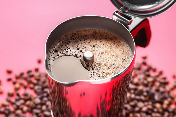 コーヒーメーカーと豆の色の背景 - 写真・画像