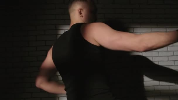 Βίντεο του μποξέρ άνθρωπος με σάκο του μποξ στις σκιές - Πλάνα, βίντεο