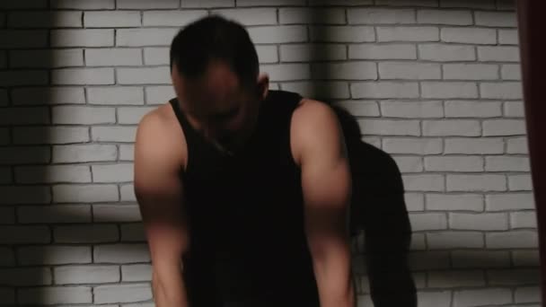 Zastřelení unaveného muže s boxovací taškou ve stínu - Záběry, video