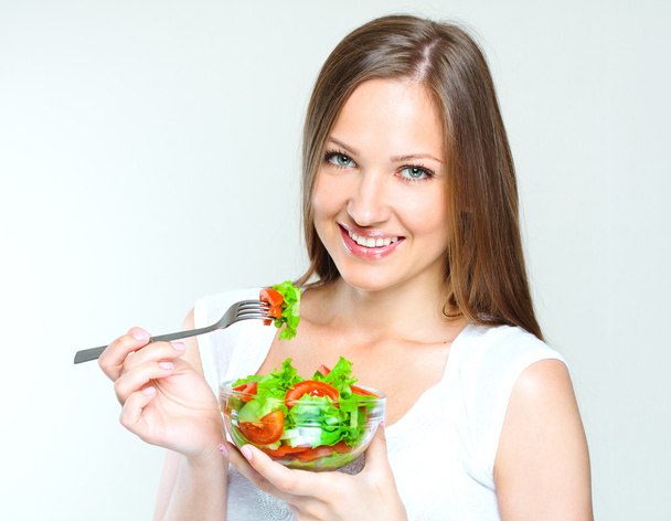 Woman eating salad with vegetables - Zdjęcie, obraz