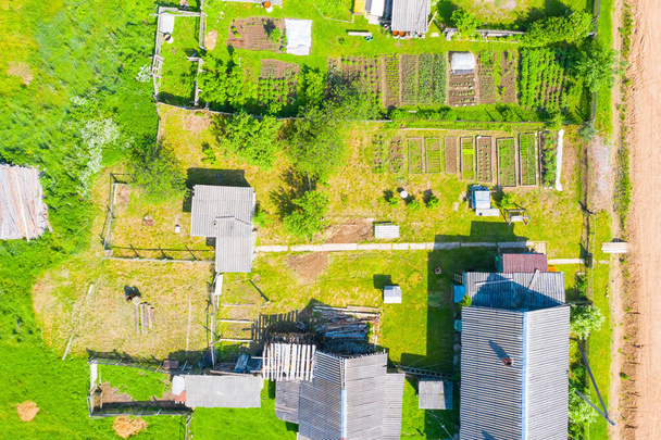 Russisches Dorf von oben Drohne Luftaufnahme, Grundstück Grundriss Häuser und ländliche Gebäude, einen Gemüsegarten, einen Zaun und andere Immobilien - Foto, Bild