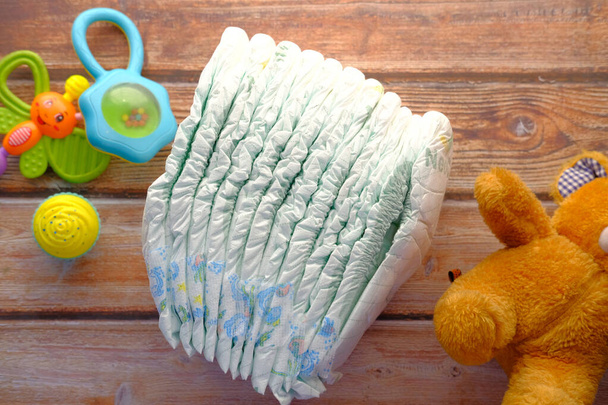 pila de pañales para bebés en la mesa, - Foto, Imagen