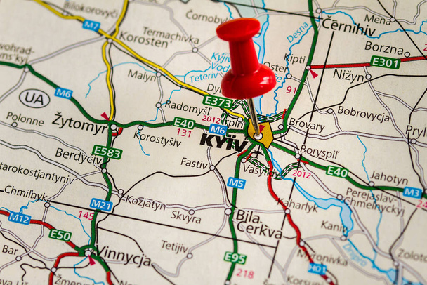 Kyjev, hlavní město Ukrajiny, zobrazen na mapě s červeným knoflíkem. - Fotografie, Obrázek