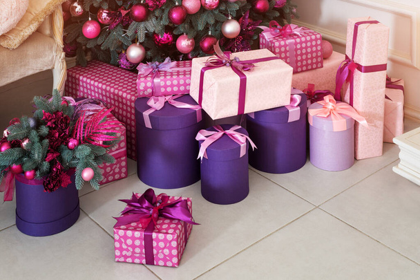 Pilhas de presentes de Natal sob uma árvore de Natal decorada - Foto, Imagem