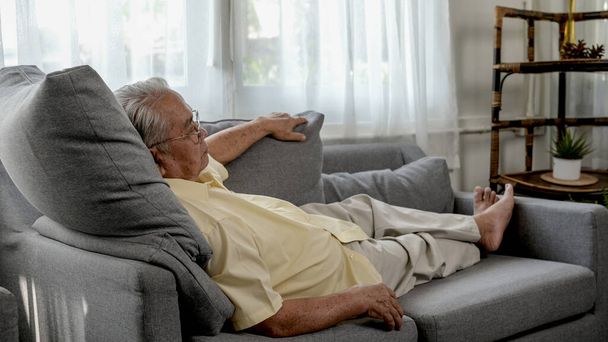 Osamělý asijský starší muž byl nemocný a doma sám. Věk odchodu do důchodu životní styl - Fotografie, Obrázek