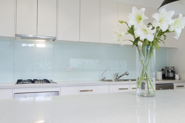 Blumen auf weißer Küchenbank - Foto, Bild