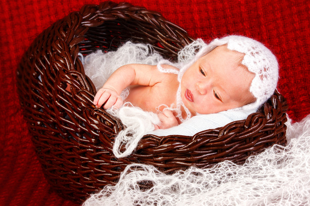 Bebé recién nacido durmiendo en una manta
. - Foto, Imagen