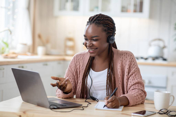 Online-Schulungen. Schwarze Millennial-Frau im Headset hat Fernunterricht mit Lehrer - Foto, Bild