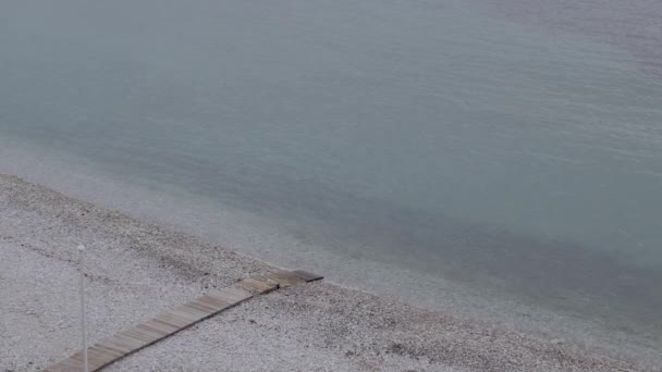 Z výše uvedeného pohledu na skalnaté pobřeží s klidnou vodou - Záběry, video