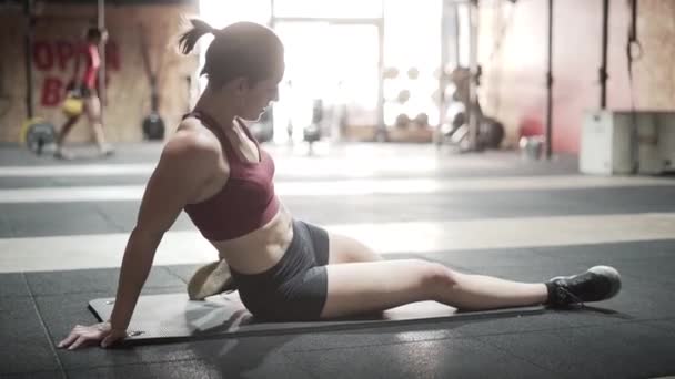Αθλητική γυναίκα που τεντώνεται στο γυμναστήριο - Πλάνα, βίντεο