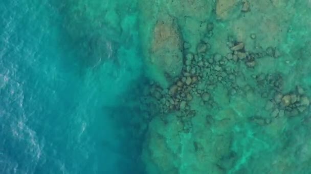 Wellen und azurblaues Wasser als Hintergrund. Blick von der Drohne auf die Meeresoberfläche. Natürliche Sommerlandschaft. Wasservideo-Hintergrund. - Filmmaterial, Video