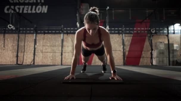 Jeune femme faisant de l'exercice de planche dans la salle de gym - Séquence, vidéo