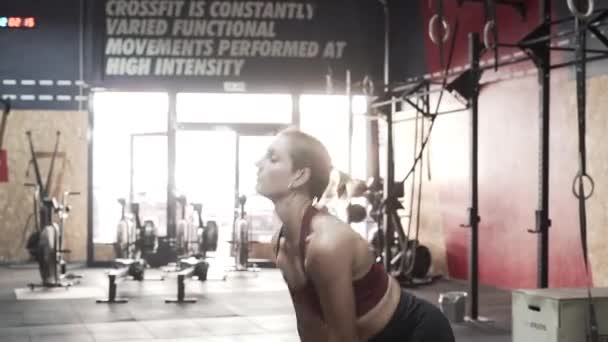 Musclé femme levant poids dans la salle de gym - Séquence, vidéo