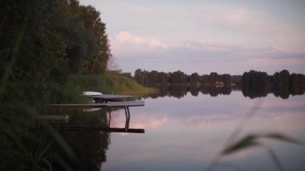 Kleiner Steg im ruhigen Teich - Filmmaterial, Video