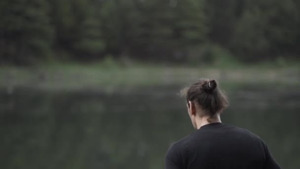 Entrenamiento de deportista por lago en bosques - Imágenes, Vídeo