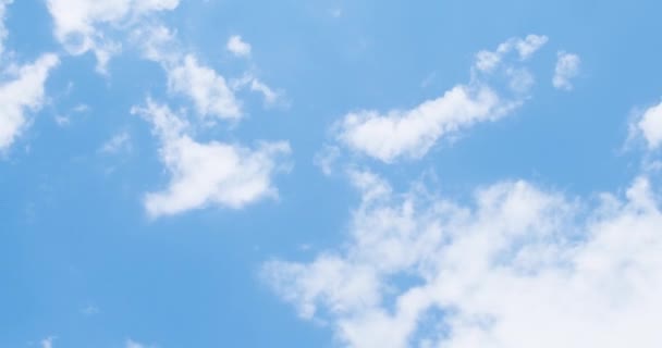 Tiszta kék ég felhőkkel. Cloud Scape nyáron 4K Időeltolódás  - Felvétel, videó