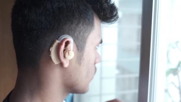 補聴器の概念、聴覚障害のある若い男. - 映像、動画