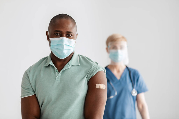 Imunizace zdravotnických pracovníků v nemocnici z covid-19 karantény - Fotografie, Obrázek
