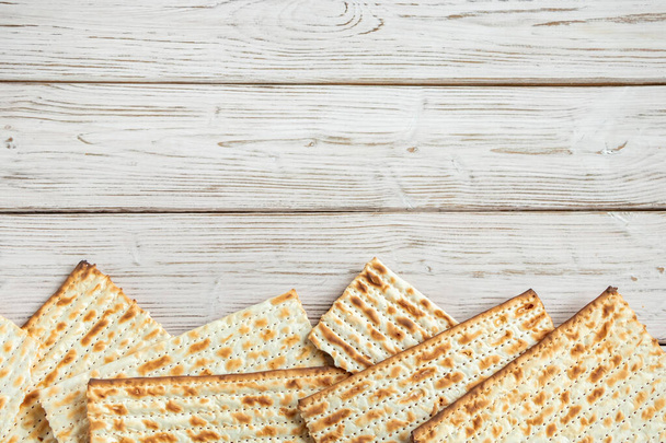 Concetto di vacanza ebrea Pesach. Pesach. Matzah tradizionale su sfondo bianco in legno. Pane matzo. Posto per il testo. - Foto, immagini