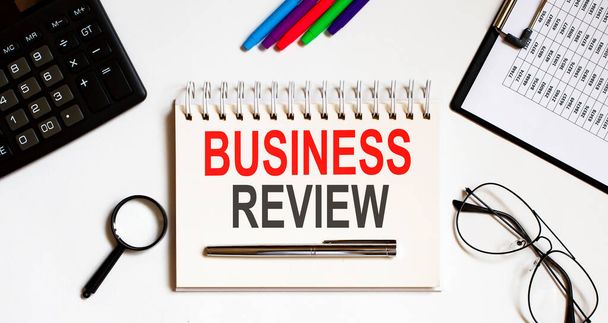 Quaderno con Strumenti e Note sul Business Review Business - Foto, immagini