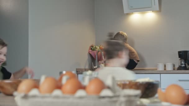 Menino se senta na mesa e lava as mãos após o café da manhã - Filmagem, Vídeo
