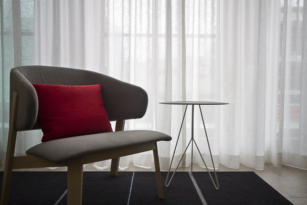 Современный интерьер серые стулья чистые шторы
 - Фото, изображение