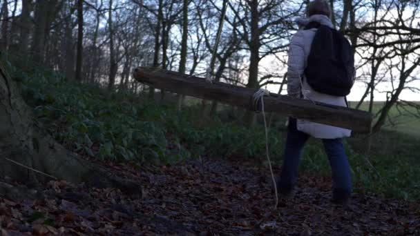 Yürüyüşçü çocuk salıncağıyla ormanlık alanda yürüyor. - Video, Çekim