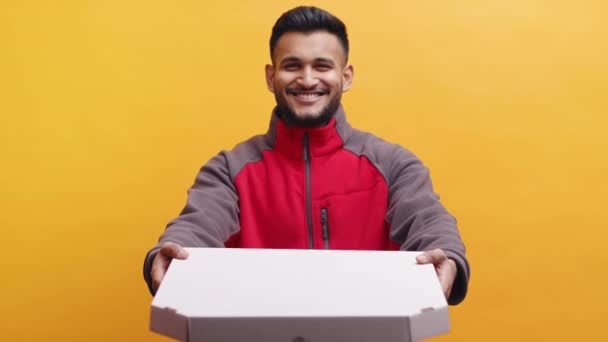 Indián doručuje pizzu zákazníkovi. Dávání kartónové krabice od pizzy - Záběry, video