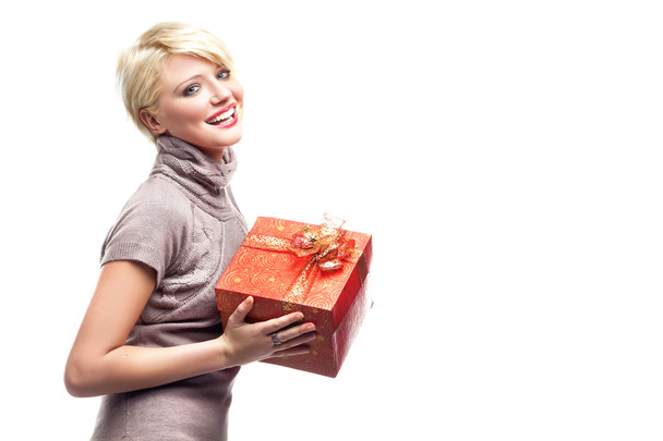 Smiling woman with gift - Valokuva, kuva