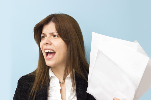 Kaunis liiketoiminnan nainen huutaa ja stressaavaa yli työn
 - Valokuva, kuva