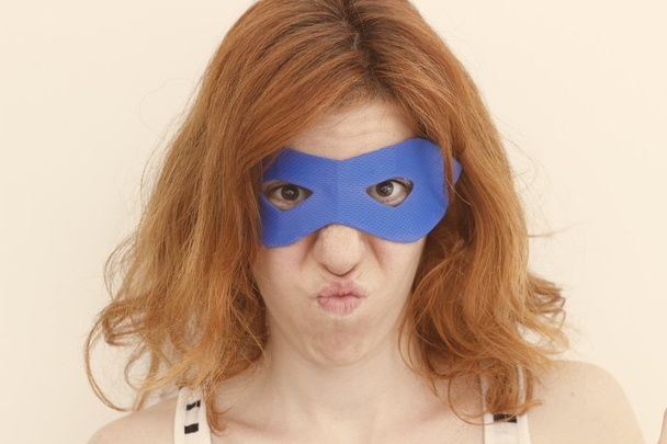 superheld meisje dragen masker maken grappig gezicht - Foto, afbeelding